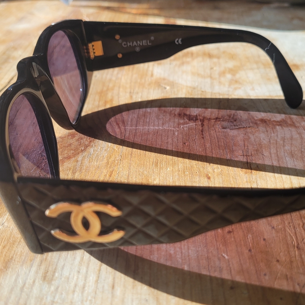 CHANEL Black Sunglasses with Gold Logo - Picture 5 of 9